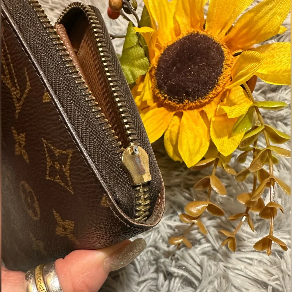 Louis Vuitton Monogram Zippy Wallet - Picture 15 of 16